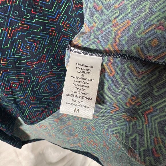 LuLaRoe IRMA Black Red Blue Kaleidoscope Pattern Hi-Low Tunic Top Shirt MEDIUM M - Picture 4 of 6